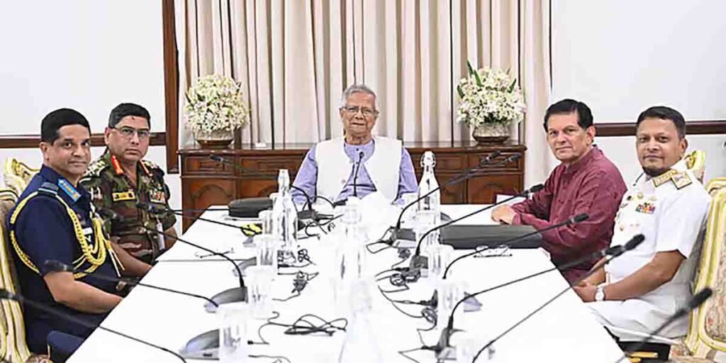 প্রধান উপদেষ্টার সঙ্গে তিন বাহিনীর প্রধানদের সাক্ষাৎ