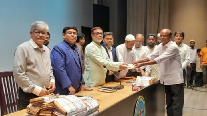 পরিচ্ছন্নতাকর্মীদের হাতে প্রধানমন্ত্রীর ঈদ উপহার তুলে দিলেন সাখাওয়াত Shakhawat hossain khan