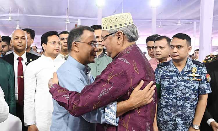 ঈদের প্রধান জামাত অনুষ্ঠিত, যুদ্ধময় বিশ্বে শান্তি কামনা ঈদের প্রধান জামাত শেষে শুভেচ্ছা বিনিময় করছেন রাষ্ট্রপতি সাহাবুদ্দিন চুপ্পু ও প্রধানমন্ত্রী তারেক রহমান।