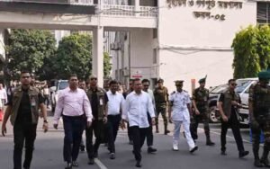প্রধানমন্ত্রীর আকস্মিক সচিবালয় পরিদর্শনের ছবি।
