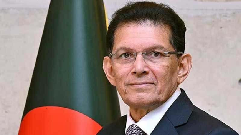 কমনওয়েলথ সম্মেলনে বাংলাদেশের নেতৃত্ব দিয়েছেন পররাষ্ট্রমন্ত্রী পররাষ্ট্রমন্ত্রী খলিলুর রহমান, ব্যাকগ্রাউন্ডে বাংলাদেশের পতাকার আংশিক দেখা যাচ্ছে।