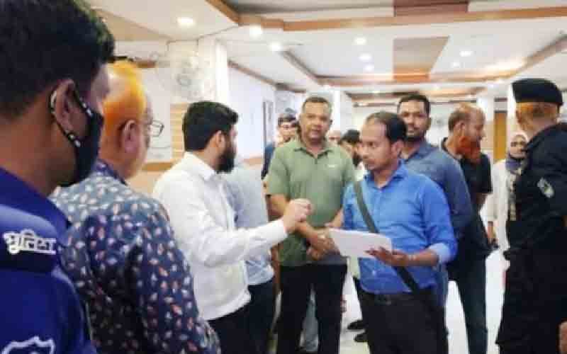 ক্লিনিকে অনিয়ম, তিনটিকে ৫লাখ টাকা জরিমানা নারায়ণগঞ্জের ক্লিনিকে জরিমানা করার ছবি।