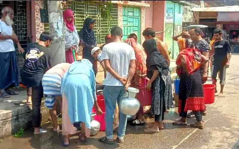 বন্দরে পানির সংকট, প্রশাসক সাখাওয়াতের দৃষ্টি আকর্ষণ বন্দরে পানি সংকটে খাওয়ার পানি সংগ্রহের ছবি।