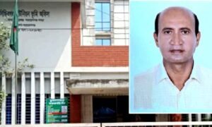 সিদ্ধিরগঞ্জ ভূমি অফিসের সহকারী ভূমি কর্মকর্তা দুলাল চন্দ্র দেবনাথ।