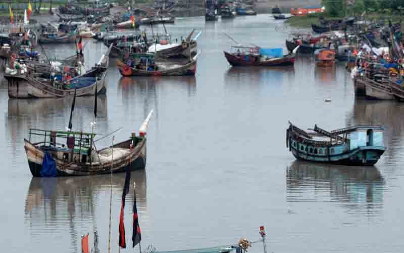 সাগরে মাছ ধরায় ৫৮ দিনের নিষেধাজ্ঞা শুরু সাগরে মাছ থরা ট্রলার