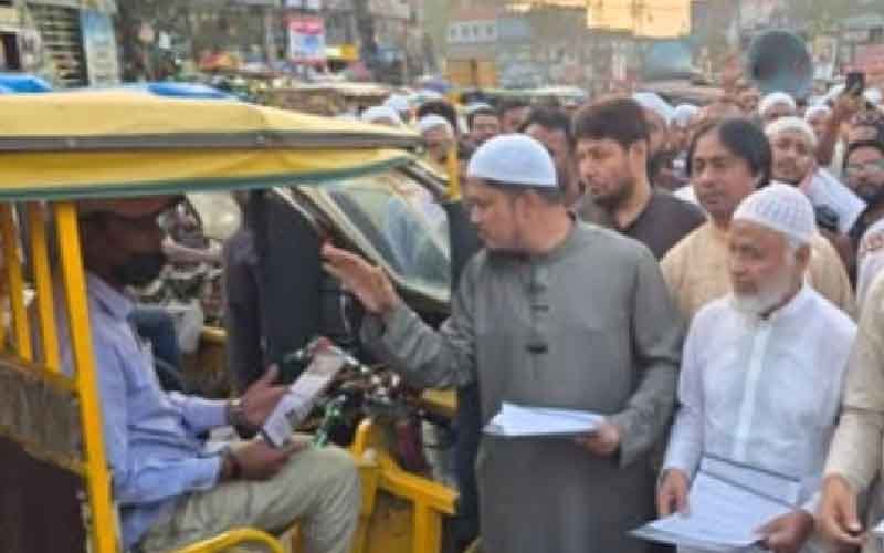 গণভোটের রায় অমান্য করলে সরকার পতনের আন্দোলনের হুঁশিয়ারি ১১ দলীয় জোটের লিফলেট বিতরণের ছবি।