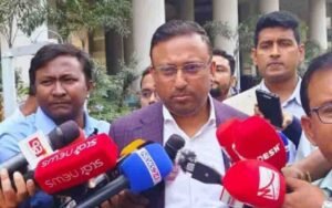 তারেক রহমানের পররাষ্ট্র উপদেষ্টা হুমায়ুন কবির উপস্থিত সাংবাদিকদের সাথে কথা বলছেন।