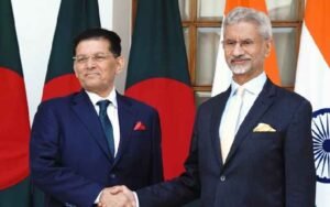 দিল্লিতে ভারতের পররাষ্ট্রমন্ত্রী ড. এস জয়শঙ্করের সঙ্গে বৈঠকের একপর্যায়ে করমর্দন করেন পররাষ্ট্রমন্ত্রী ড. খলিলুর রহমান।