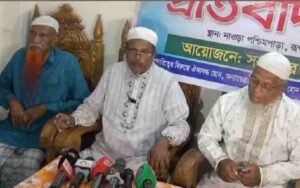 আন্ডা রফিকের বিরুদ্ধে বিক্ষোভে বক্তব্য রাখছেন একজন নেতা।
