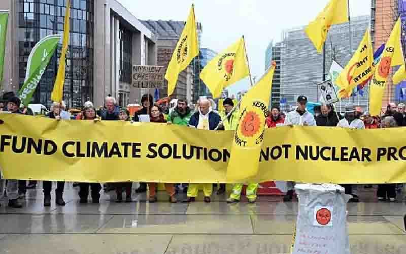 ইউরোপে জ্বালানি সংকট: পারমাণবিক শক্তিই সমাধান! ইউরোপে পারমাণবিক শক্তি ব্যবহারের বিপক্ষে প্রতিবাদ মিছিলের ছবি।