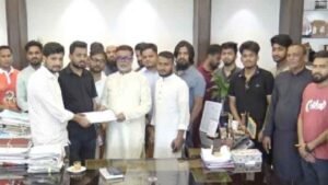 নারায়ণগঞ্জ সিটি করপোরেশন প্রশাসককে ১৪দফা দাবি পেশ করছেন এনসিপি’র নেতৃবৃন্দ।