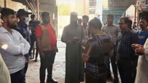দূষণের দায়ে ফতুল্লায় দুই কারখানার বিদ্যুৎ বিচ্ছিন্ন করার ছবি।