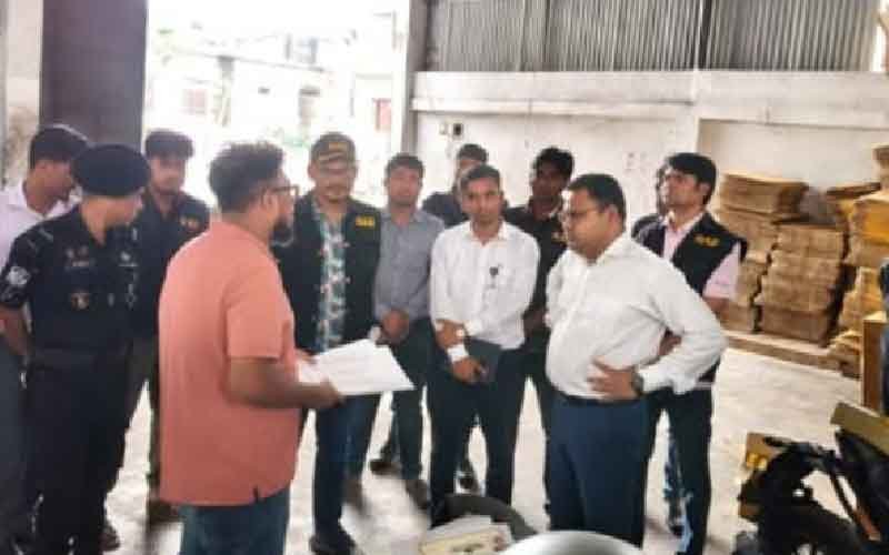 অবৈধ তেল জব্দ, দুই প্রতিষ্ঠানকে জরিমানা