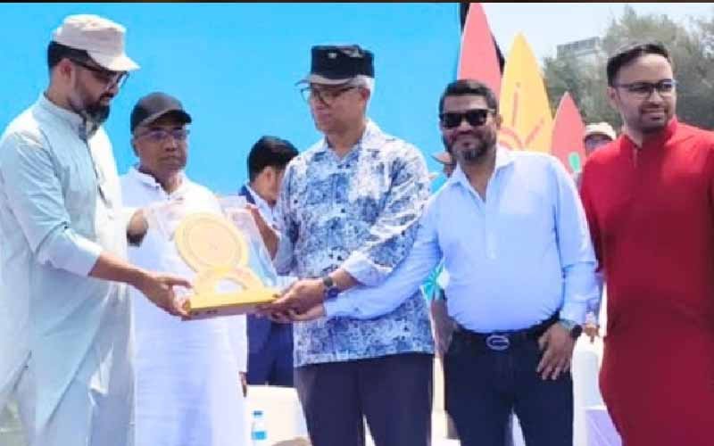 কক্সবাজারে জাতীয় সার্ফিং প্রতিযোগিতা শুরু কক্সবাজারে অষ্টম জাতীয় সার্ফিং প্রতিযোগিতা উদ্বোধনের ছবি।