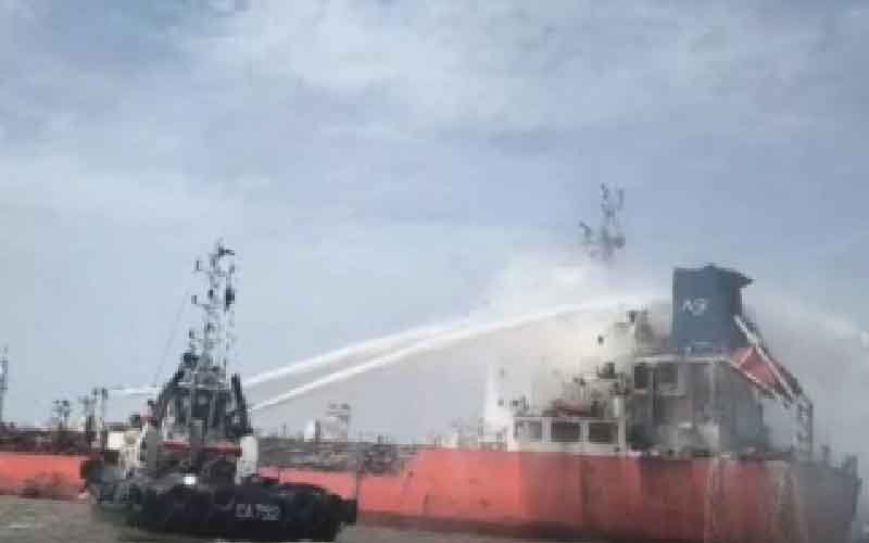 চট্টগ্রামে তেলবাহী জাহাজে আগুন