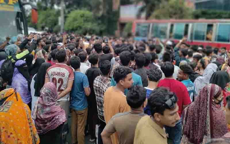 বেতনের দাবিতে ঢাকা-চট্টগ্রাম মহাসড়ক অবরোধ