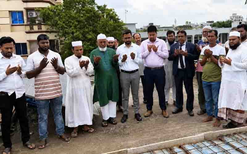 নারায়ণগঞ্জ জেলা কালেক্টরেট মসজিদের ছাদ ঢালাই কাজের উদ্বোধন
