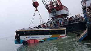 দৌলতদিয়া ফেরিঘাটে পদ্মা নদীতে পড়া বাসটি উদ্ধারের ছবি।