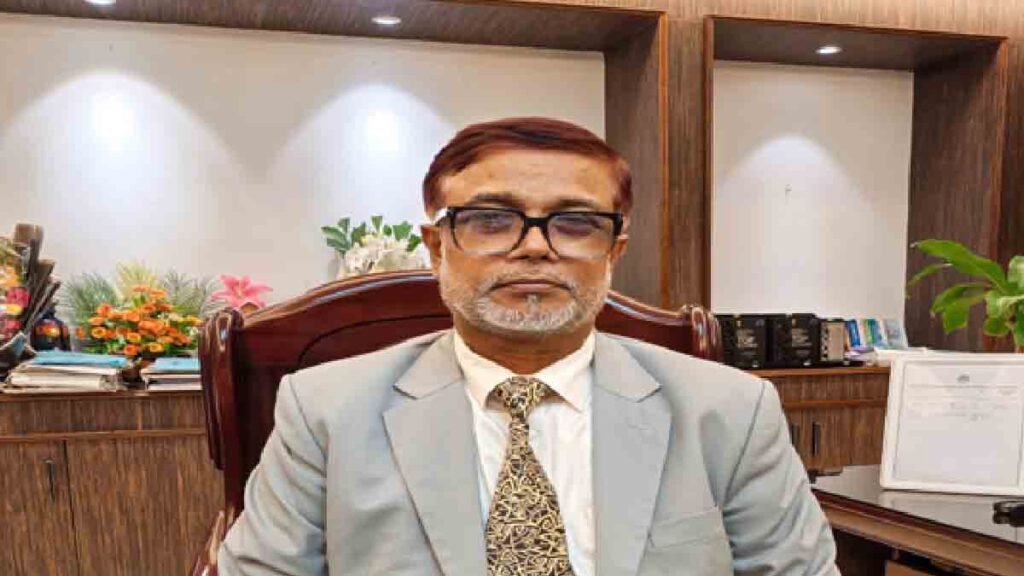 ডেঙ্গু নিয়ন্ত্রণে অবহেলায় বরখাস্ত: নাসিক প্রশাসক নারায়ণগঞ্জ সিটি করপোরেশন প্রশাসক অ্যাডভোকেট সাখাওয়াত হোসেন খান।
