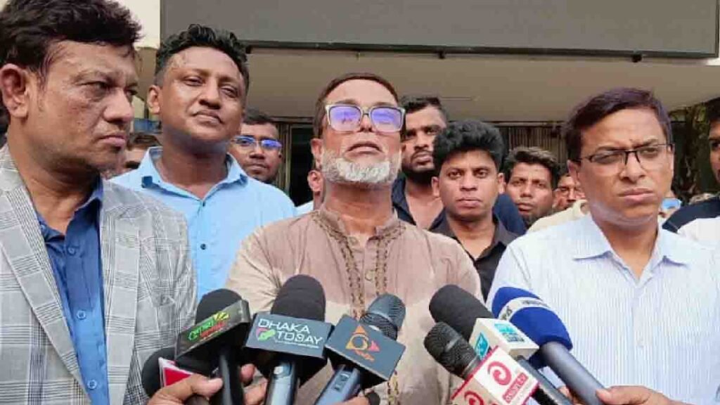 ভিক্টোরিয়া হাসপাতালের উন্নতি দৃশ্যমান: নাসিক প্রশাসক সাখাওয়াত পরিদর্শন শেষে সাংবাদিকদের কাছে ভিক্টোরিয়া হাসপাতালের উন্নতি দৃশ্যমান হয়েছে বলে জানিয়েছেন নারায়ণগঞ্জ সিটি প্রশাসক এডভোকেট সাখাওয়াত হোসেন খান। তার বক্তব্যের ছবি।