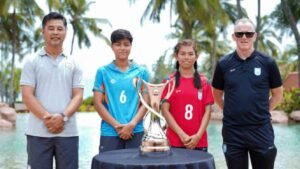 ট্রফি নিয়ে ক্যামেরাবন্দি দুই অধিনায়ক ও কোচ।