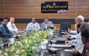 সোমবার সচিবালয়ে মন্ত্রণালয়ের সভা কক্ষে ডেঙ্গু মোকাবিলায় করণীয় বৈঠকে স্বাস্থ্যমন্ত্রী সরদার মো. সাখাওয়াত হোসেন।