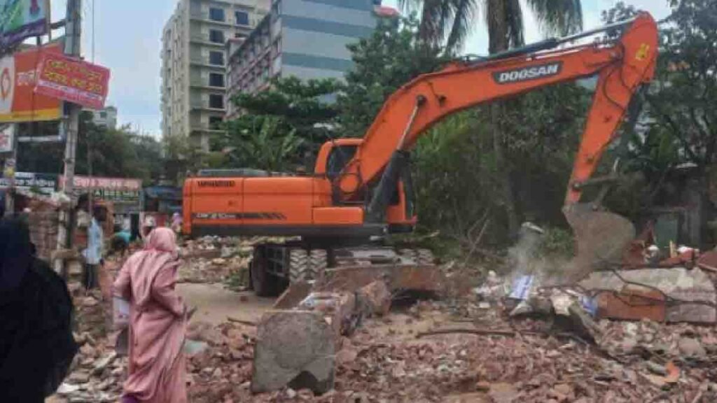 নারায়ণগঞ্জ মহিলা কলেজের সামনে অবৈধ স্থাপনা উচ্ছেদ