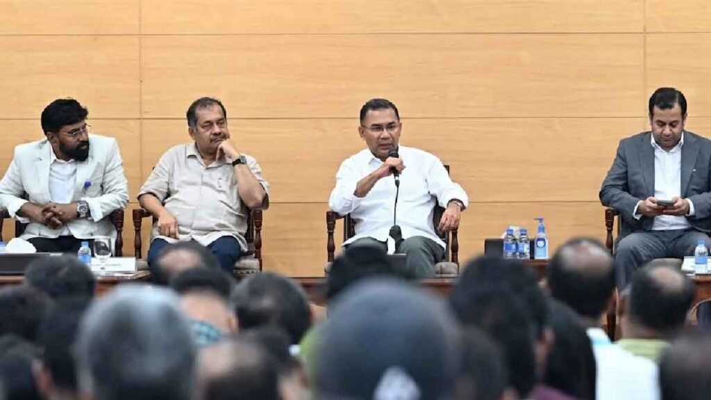 সাংবাদিকদের সঙ্গে মতবিনিময় সভায় প্রধানমন্ত্রীর বক্তব্য রাখার ছবি।