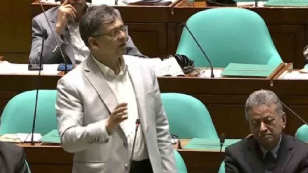 সংসদে বক্তব্য রাখছেন স্বরাষ্ট্রমন্ত্রী সালাহউদ্দিন আহমদ।