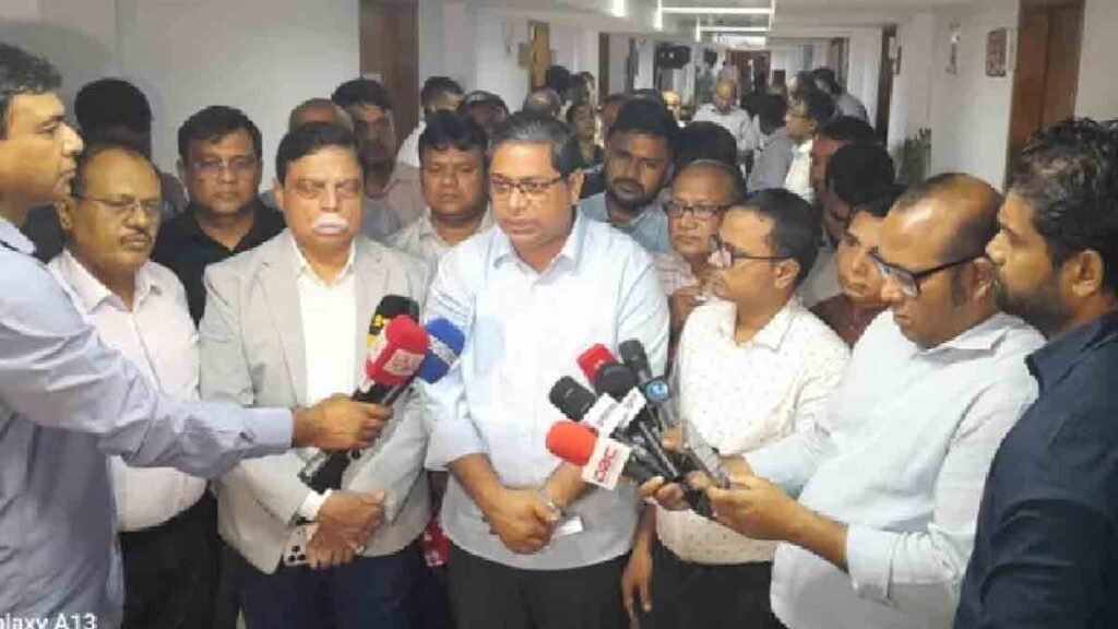 স্থানীয় সরকার নির্বাচন: বরাদ্দ ৬ হাজার কোটি টাকা সাংবাদিকদের সঙ্গে মতবিনিময় করছেন স্থানীয় সরকার, পল্লী উন্নয়ন ও সমবায় প্রতিমন্ত্রী মীর শাহে আলম।