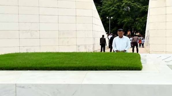 জিয়াউর রহমান ও খালেদা জিয়ার কবর জিয়ারত করলেন প্রধানমন্ত্রী