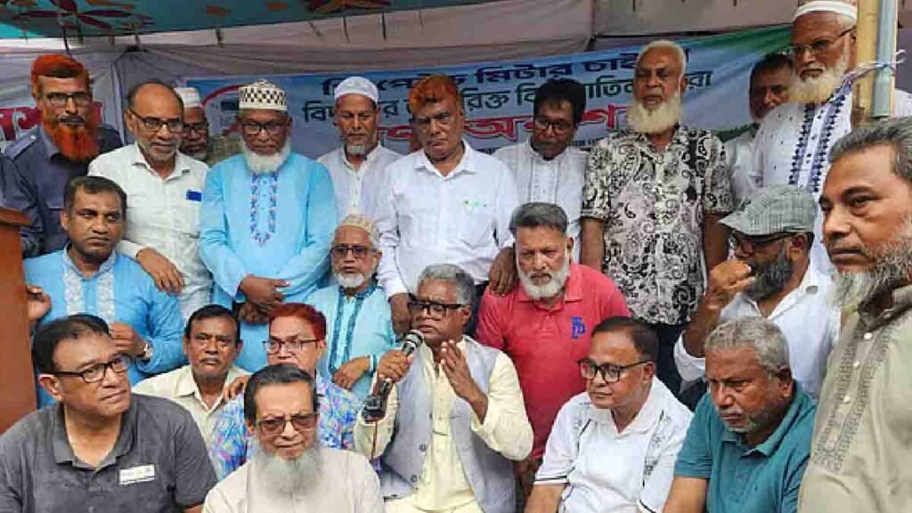 প্রিপেইড মিটার বাতিলের দাবিতে গণঅনশন কর্মসূচি, বক্তব্য রাখছেন স্থানীয় এমপি