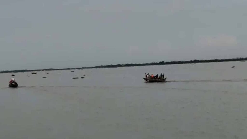 মেঘনায় ট্রলারডুবিতে নিখোঁজ চারজন