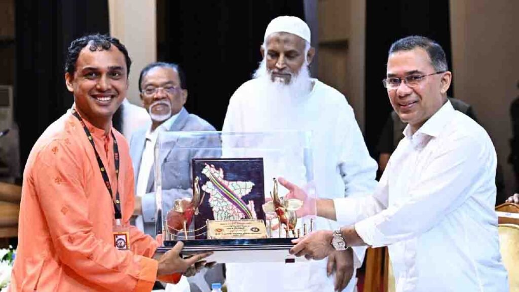 জন্মাষ্টমীর আনুষ্ঠানিকতার অংশ হিসেবে অনুষ্ঠানে নয়জন পুরোহিত ও সেবাইতের হাতে সম্মানীর অর্থ তুলে দেন প্রধানমন্ত্রী।