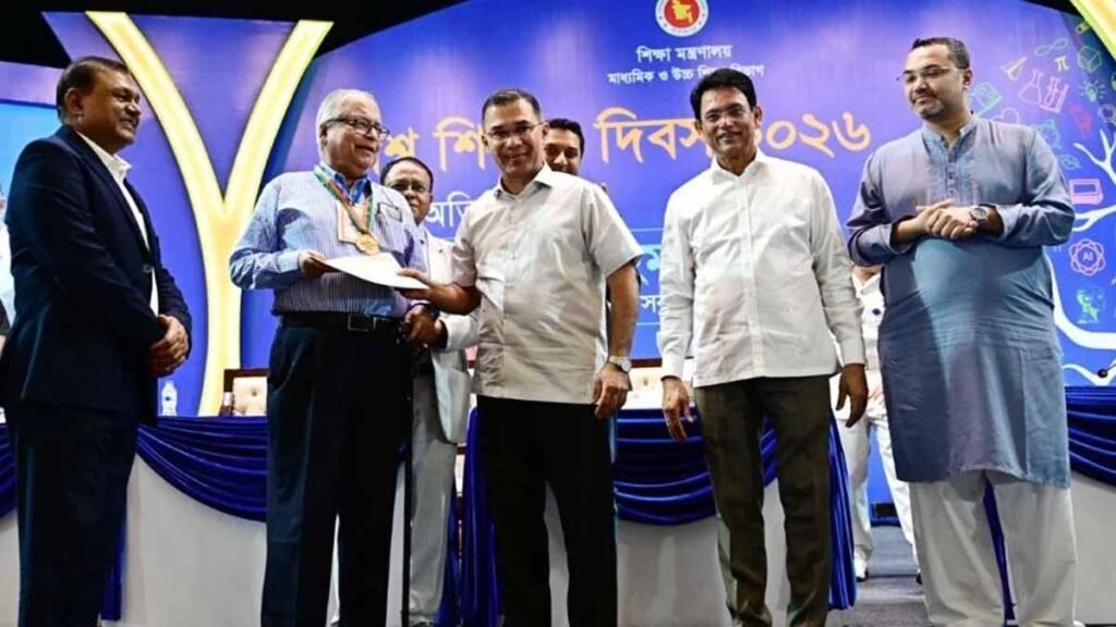 শিক্ষক দিবসে স্বীকৃতি পেলেন ১০২ গুণী শিক্ষক