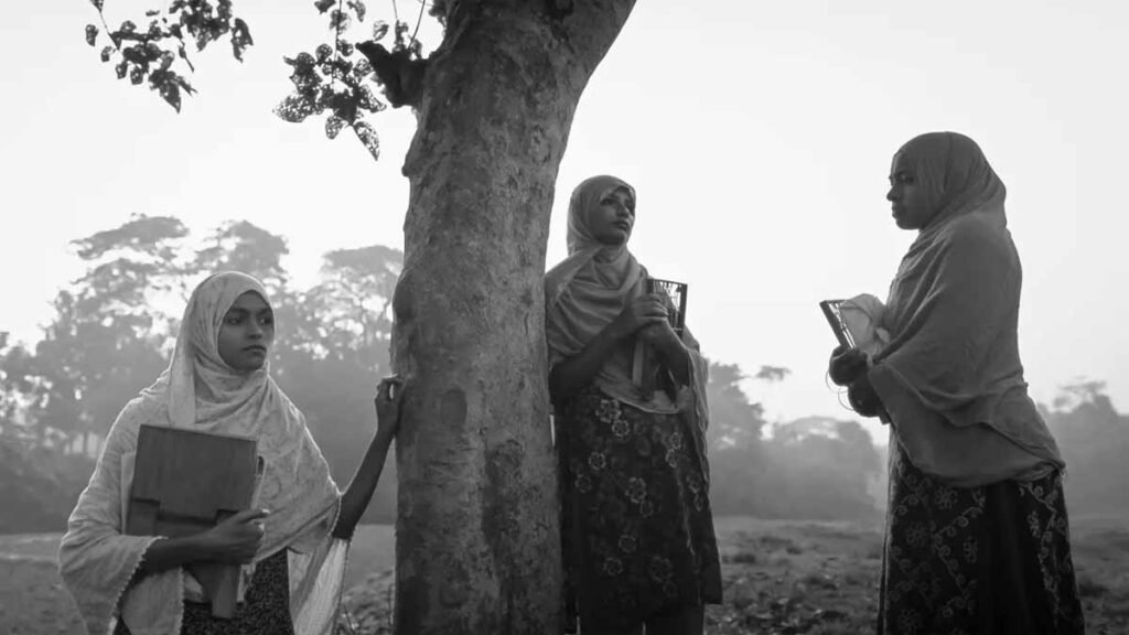 পোল্যান্ড ও মিশরের উৎসবে ‘সাঁকোটা দুলছে’