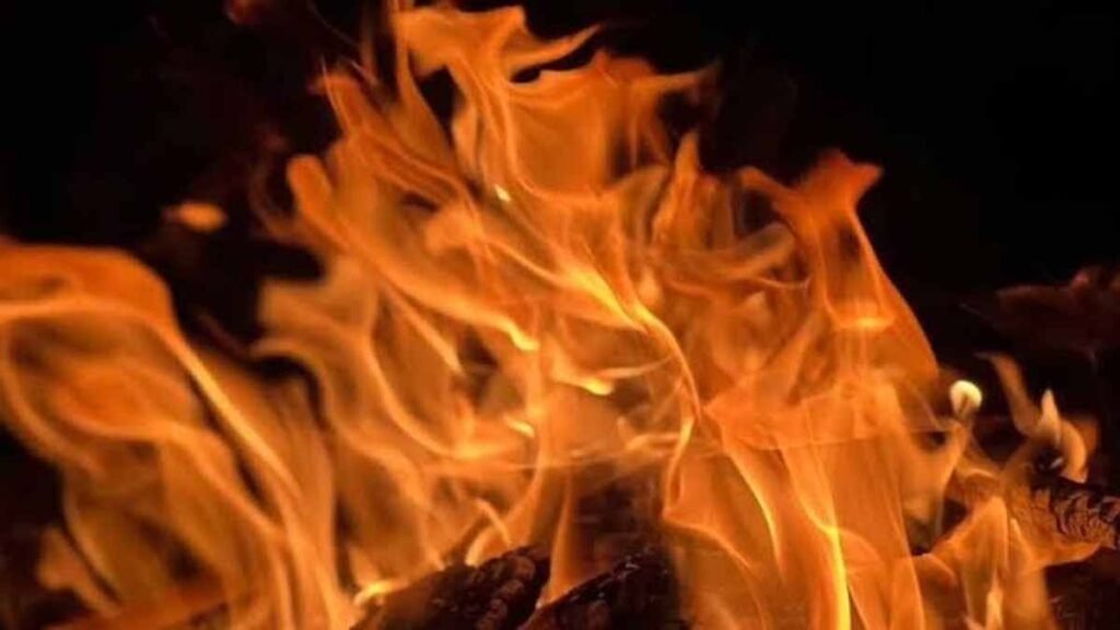 ফতুল্লায় ৩০ ঝুটের গোডাউনে আগুন