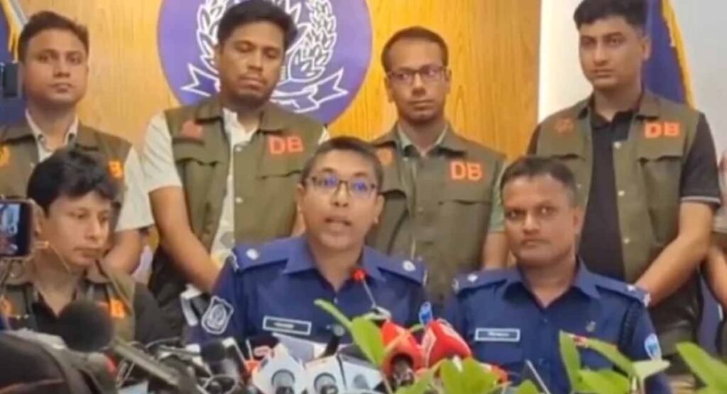 তাজমিনকে শ্বাসরোধ করে হত্যার বিষয়ে কুমিল্লা জেলা পুলিশের সংবাদ সম্মেলন।